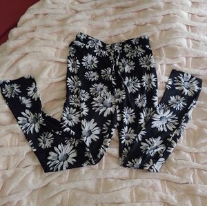 Black and white daisy floral print stretch pants